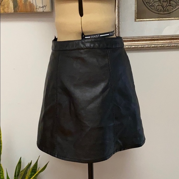Divided Sz 8, Hot Pleather Skater Skirt - Picture 3 of 4